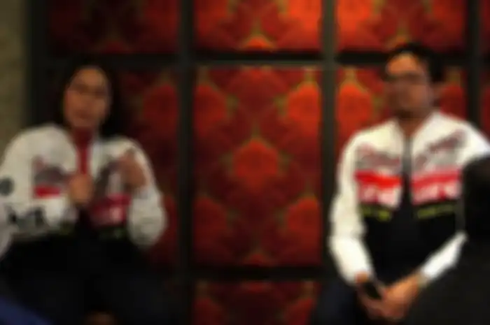 (dari kiri) Sari Rachmi dan Nugroho dari PT Pertamina Lubricant. Pelumas Indonesia punya base sintetis terbaik 