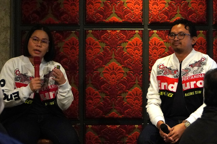 (dari kiri) Sari Rachmi dan Nugroho dari PT Pertamina Lubricant. Pelumas Indonesia punya base sintetis terbaik 