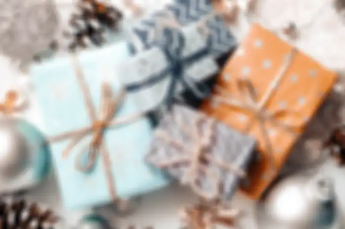 Tak hanya mempertimbangkan hobinya, hadiah spesial Natal untuk adik ipar juga bisa disesuaikan dengan tema hari raya.