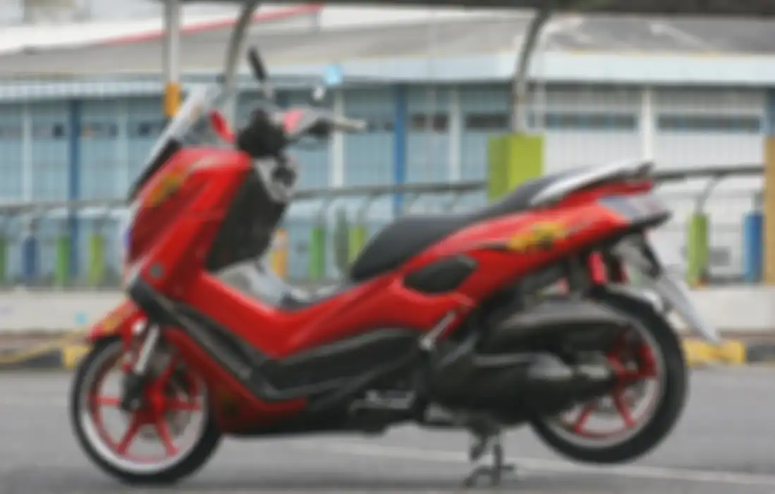 Buritan Yamaha NMAX tampak lebih ceper dengan sokbreker yang lebih pendek
