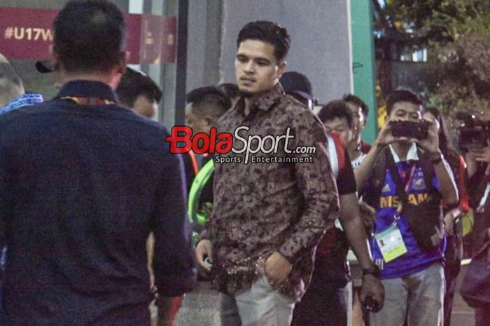 Calon pemain naturalisasi timnas Indonesia, Ragnar Oratmangoen, saat ditemui di pintu masuk VVIP Stadion Gelora Bung Tomo, Surabaya, Jawa Timur, Kamis (16/11/2023).