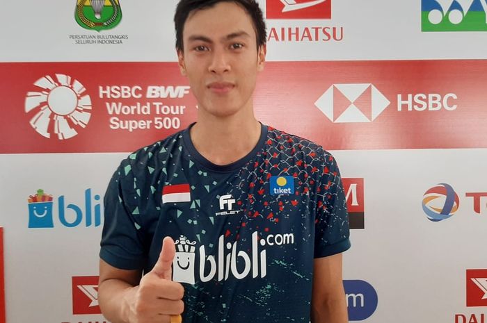 Pemain tunggal putra Indonesia, Shesar Hiren Rhustavito, berpose seusai menjawab pertanyaan media di area mixed zone Indonesia Masters 2020.