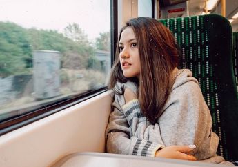 Intip Gaya Klasik Cantik Calon Menantu Maia Estianty dalam Balutan Tank Top Polos dan Rok Plisket Polkadot