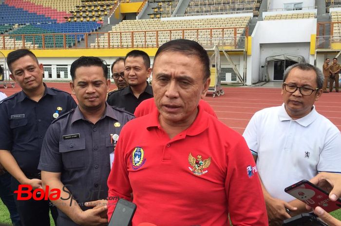 Ketua Umum PSSI, Mochamad Iriawan alias Iwan Bule, memberikan keterangan kepada wartawan ketika meninjau Stadion Pakansari, Bogor.
