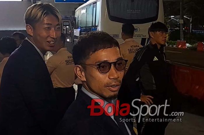 Pemain timnas Jepang, Yuto Nagatomo (tengah), saat tiba di Bandara Soekarno Hatta, Tangerang, Banten, Senin (11/11/2024) dini hari.