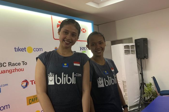 Pasangan ganda putri Indonesia, Rizki Amelia Pradipta dan Della Destiara Haris, berpose seusai menghadiri konferensi pers laga babak pertama Indonesia Open 2019 di Istora Senayan, Jakarta, Rabu (17/7/2019).