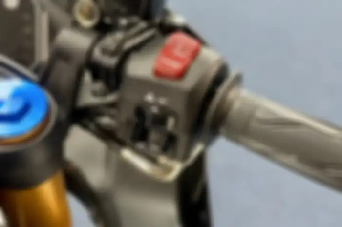 All New Yamaha R15M Connected ABS pakai fitur Big Bike Engine Switch Off, tombol bawah untuk ganti informasi spidometer