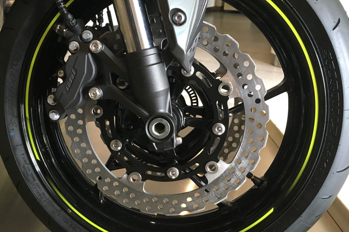 Ban depan lebih besar dari ukuran standar bikin motor rawan slide