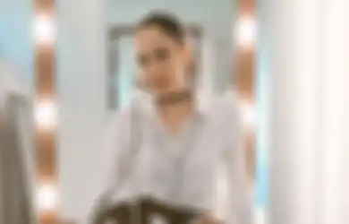 Janda Ashraf Sinclair Kembali Curi Perhatian Netizen, 4 Bulan Ditinggal Suami, BCL Pakai Mukena Merenung di Balik Jendela, Ada Apa?