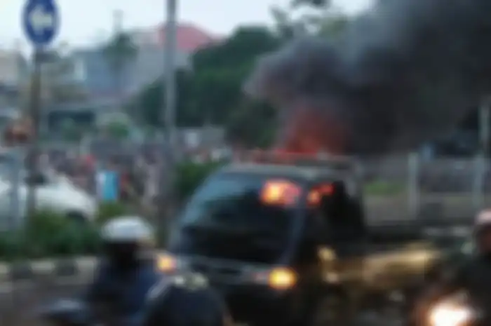 Terjadi aksi bakar ban di Jalan Arteri Pondok Indah