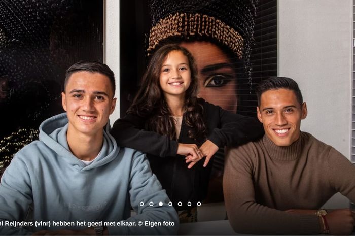 Gelandang AC Milan, Tijjani Reijnders (kanan), bersama adik-adiknya, Eliano Reijnders (kiri) dan Syane Reijnders. Abang-adik Tijjani dan Eliano berpeluang ketemu di pentas UEFA Conference League musim depan.