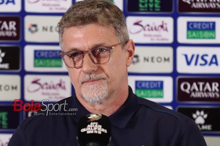 Pelatih Timnas Bahrain, Dragan Talajic, sedang memberikan keterangan kepada awak media di Media Center Stadion Gelora Bung Karno, Senayan, Jakarta, Senin (24/3/2025).