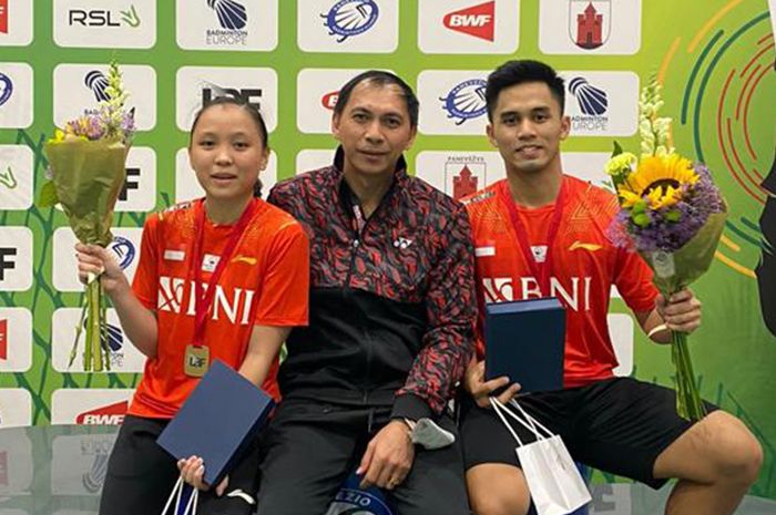 Ganda campuran Indonesia, Amri Syahnawi/Winny Octavina Kandow berpose dengan sang pelatih Flandy Limpele usai juara di Lithuanian International 2022, Minggu (12/6/2022) 