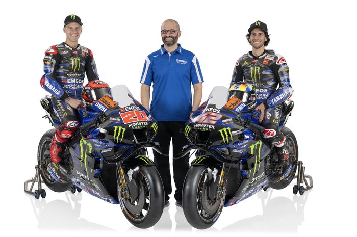 Direktur Teknis Monster Energy Yamaha, Massimo Bartolini (tengah) bersama Fabio Quartararo dan Alex Rins.