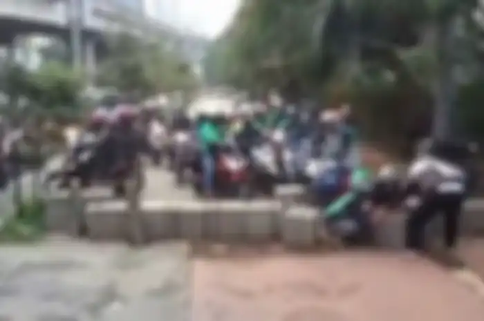 Pemotor merusak pembatas jalan.