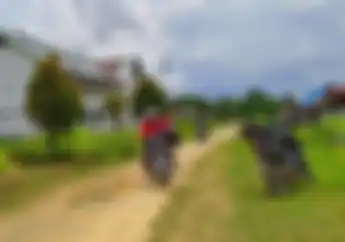 Salut, Dokter Pakai Motor Touring Blusukan ke Desa Kasih Pengobatan Gratis