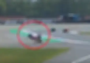Ngeri Banget... Video Detik-detik Pembalap Jepang Kecelakaan dan Motornya Terbang Saat FP2 Belanda
