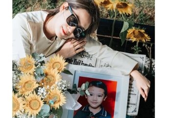 Haru! Tamara Tyasmara Rayakan Ulang Tahun ke-8 Mendiang Dante di Pemakaman