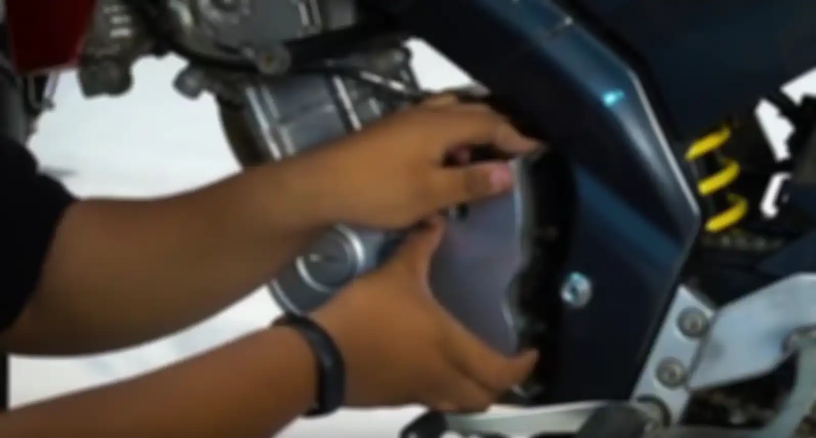 Setelah lepas 2 baut pengunci, buka penutup cover gear depan
