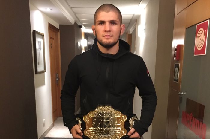 Unggahan Khabib Nurmagomedov yang memamerkan sabuk gelar juara kelas ringan UFC pada 2016 lalu.