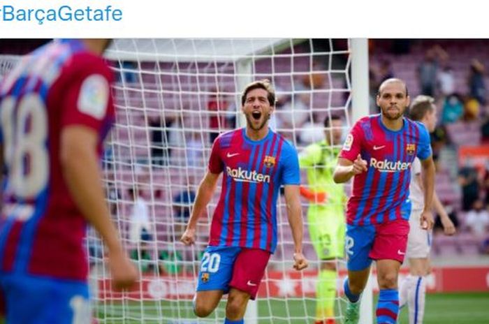 Gelandang Barcelona, Sergi Roberto, merayakan gol ke gawang Getafe dalam laga Liga Spanyol di Stadion Camp Nou, Minggu (29/8/2021).