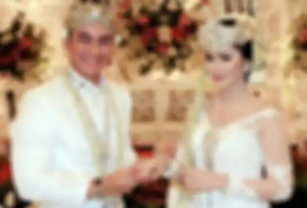 Zumi Zola dan Sherrin Tharia ketika menikah pada 2012. Sherrin Tharia melayangkan gugatan cerai terhadap Zumi Zola di Pengadilan Agama Jakarta Selatan. 