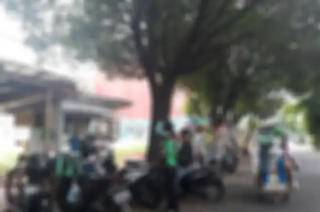 Pedagang kaki lima di sekitar kawasan depan rumah Ahmad Dhani 