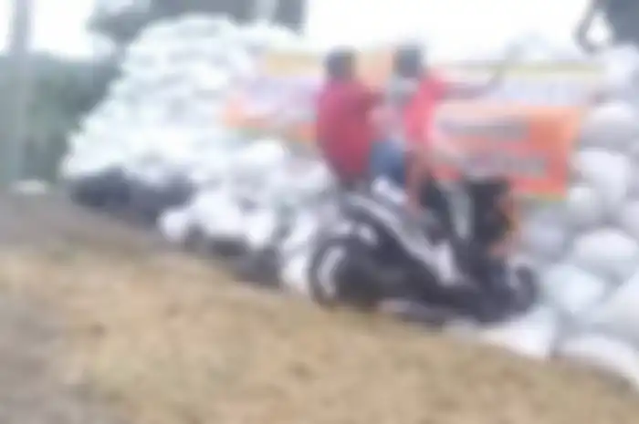 Pemotor matic hilang kendali dan menabrak pembatas di jalan menurun.
