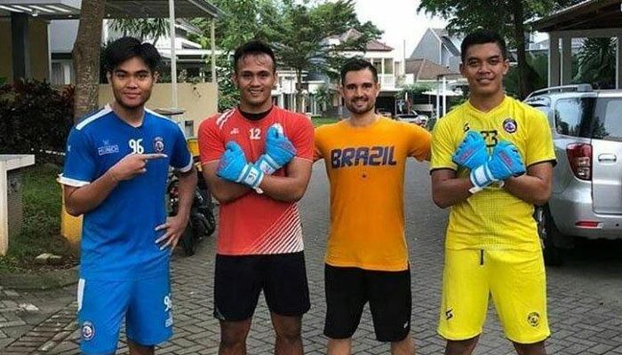 Tiga penjaga gawang Arema FC beserta pelatih kiper, Felipe Americo