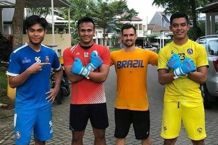 Tiga penjaga gawang Arema FC beserta pelatih kiper, Felipe Americo