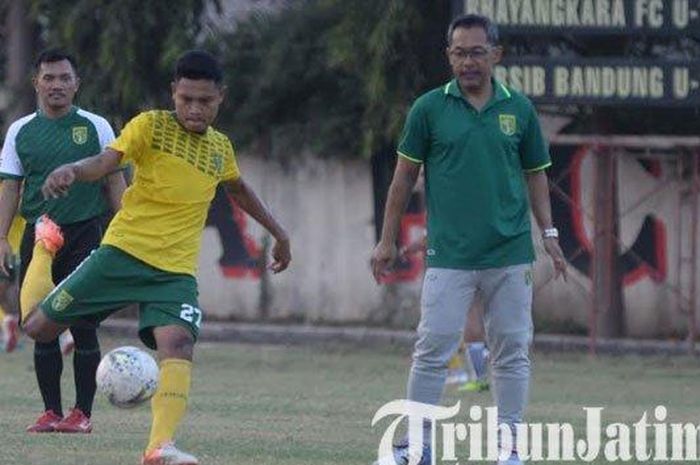 Pelatih anyar Persebaya, Aji Santoso, yang mulai melatih Bajul Ijo di Lapangan Polda Jatim, Kamis (31/10/2019).