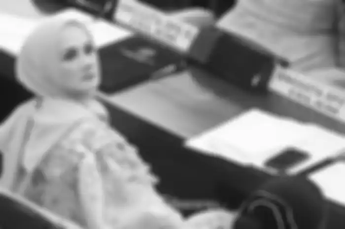 Mulan Jameela saat menghadiri pelantikan anggota DPR di Kompleks Parlemen, Senayan, Jakarta Pusat, Selasa (1/10/2019). 