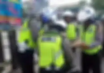Tegang, 4 Polisi Mendadak Kepung Motor yang Ditinggalkan Pemiliknya Saat Razia di Depok