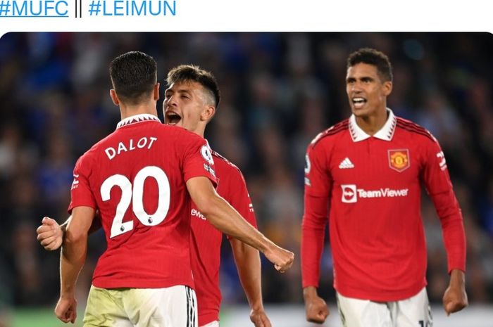 Diogo Dalot, Lisandro Martinez, dan Raphael Varane merayakan kemenangan Manchester United atas Leicester City pada pekan kelima Liga Inggris 2022-2023, Jumat (2/9/2022) dini hari WIB.