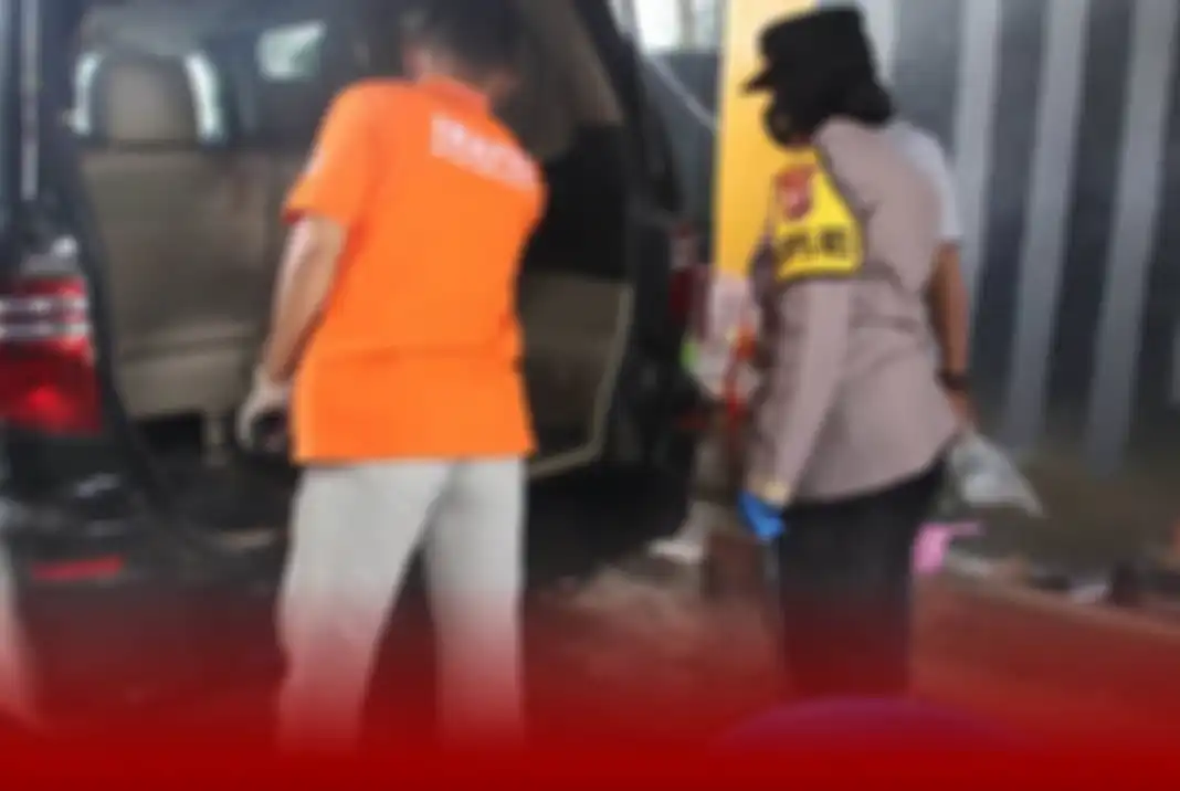 AKBP Sumarni, Kapolsek Subang saat memeriksa TKP pembunuhan di Subang. Suami korban grogi dicecar pertanyaan kunci pembunuhan keji itu.