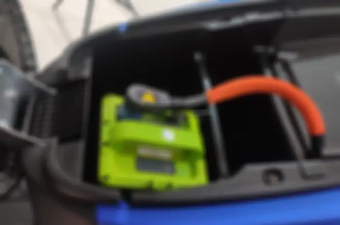 Punya spesifikasi 72V20Ah, baterai motor listrik Gesits Raya dijual dengan harga Rp 8,5 juta per buah.