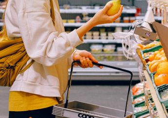 'Ya Gak Gitu Juga Kali Buk', Viral Video Emak-emak Berhijab Nekat Nyolong hingga Kepergok Pegawai Alfamart, Netizen Ikut Geram Sesalkan Hal Ini