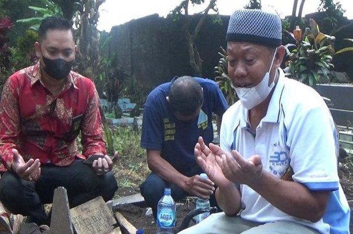 Yosef saat mendatangi makam Tuti Suhartini dan Amalia Mustika Ratu pada Jumat (8/10/2021).