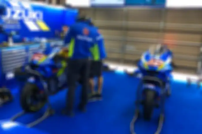 Suzuki GSX-RR milik Alex Rins dalam penanganan kru tim Suzuki Ecstar di garasi pit sirkuit Motegi pada MotoGP Jepang