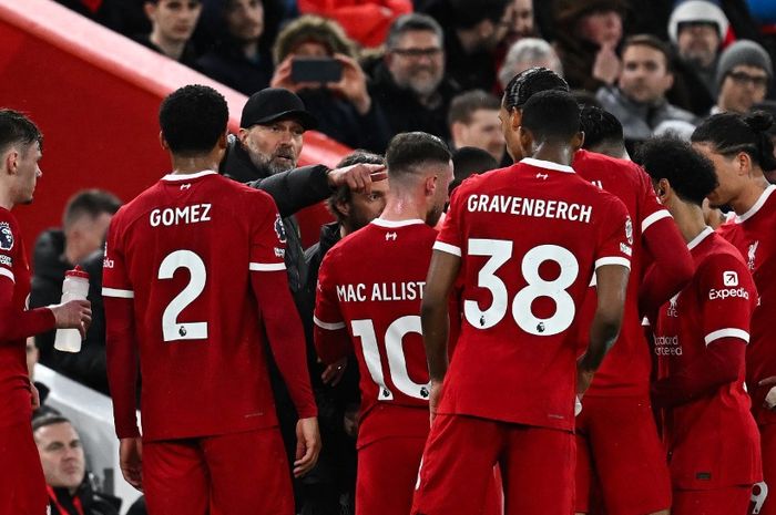 Momen para pemain Liverpool berada di pinggir lapangan dengan 2 pemain muslim, Mohamed Salah dan Ibrahima Konate berbuka puasa saat laga melawan Sheffield United.