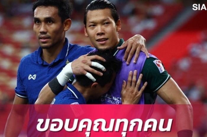 Kiper Thailand Kawin Thammasatchanan (kanan) usai mencetak gol ke gawang Timnas Indonesia di final leg pertama Piala AFF, Rabu (29/12/2021) malam WIB.