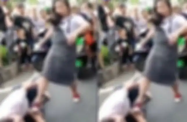 Wanita habis di hajar di depan banyak orang