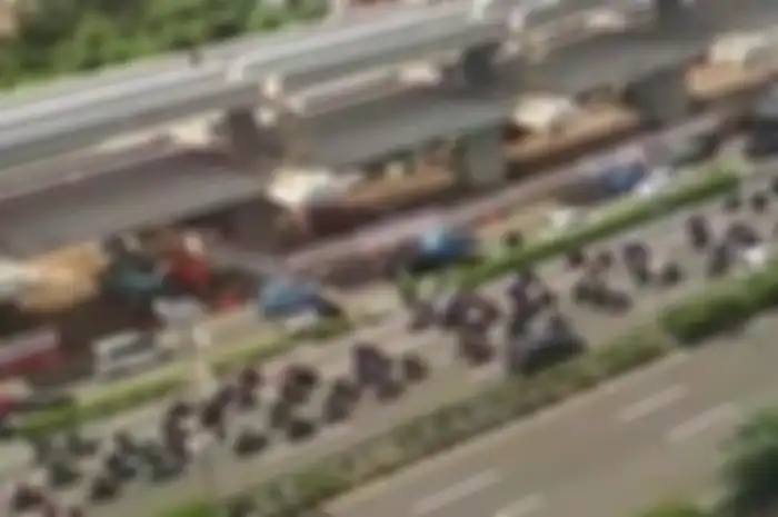 Ratusan buruh demo terobos jalan tol dalam kota.