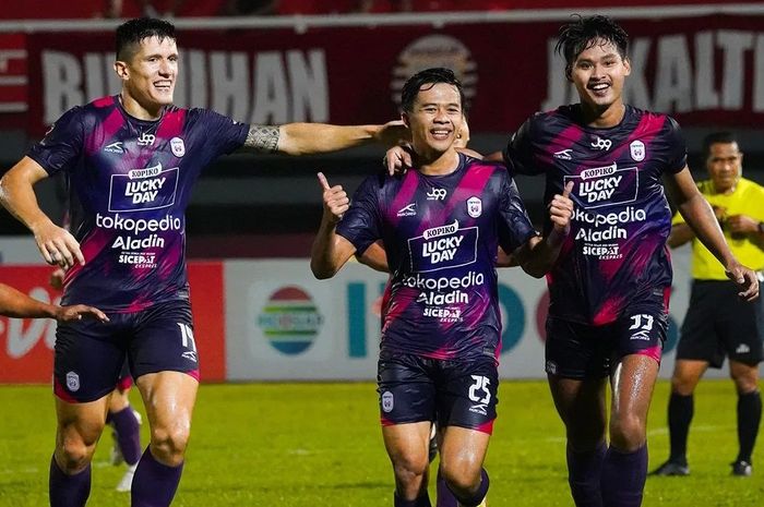 Pemain RANS Nusantara FC, Edo Febiansyah berselebrasi usai mencetak gol ke gawang Persija Jakarta dalam laga lanjutan Grup B Piala Presiden 2022 di Stadion Segiri, Samarinda, Kalimantan Timur, Rabu (22/6/2022).