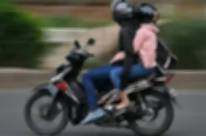 Ilustrasi pacaran naik motor.