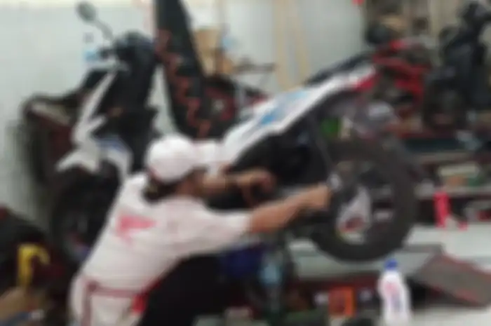 Ilustrasi servis motor di bengkel resmi. Bisa atau tidak memilih mekanik sesuai pilihan sendiri?