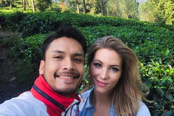 Rumah Terendam Air Sampai Atap Mobil, Randy Pangalila Mengungsi Ke Atas Genteng dengan Istri! Pose Keduanya Jadi Sorotan