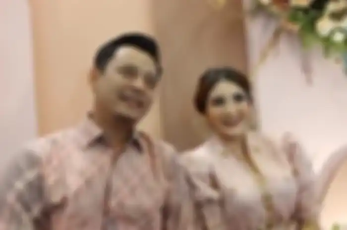 Kiki Amalia dan Agung Nugraha usai lamaran di kawasan Kebayoran Lama, Jakarta Selatan, Minggu (16/10/2022).