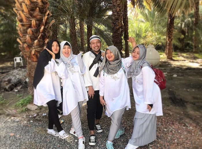Via Vallen kenakan hijab saat ibadah Umroh bersama keluarga.