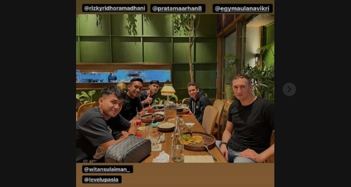 Dusan Bogdanovic saat sesi makan bersama Egy Maulana Vikri, Witan Sulaeman, Rizky Ridho, dan Pratama Arhan (7/1/2022). 